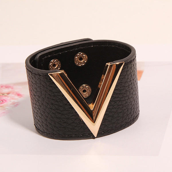 Moderna kožna ženska narukvica sa metalnim ukrasom