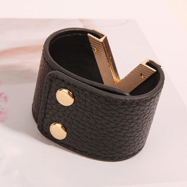 Moderna kožna ženska narukvica sa metalnim ukrasom