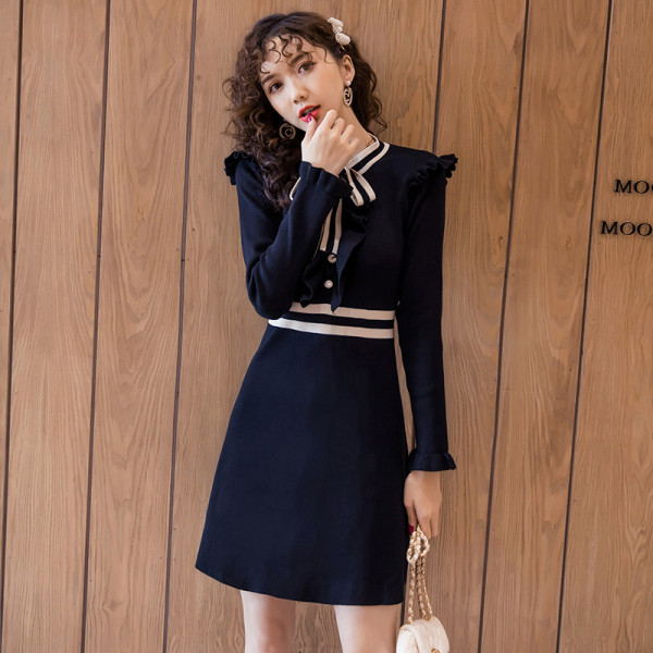 Rochie de dama actuala cu nasturi si maneci lungi