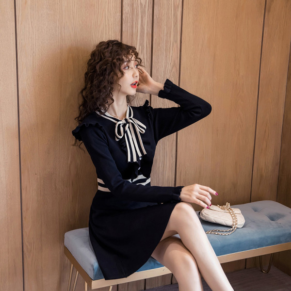 Rochie de dama actuala cu nasturi si maneci lungi