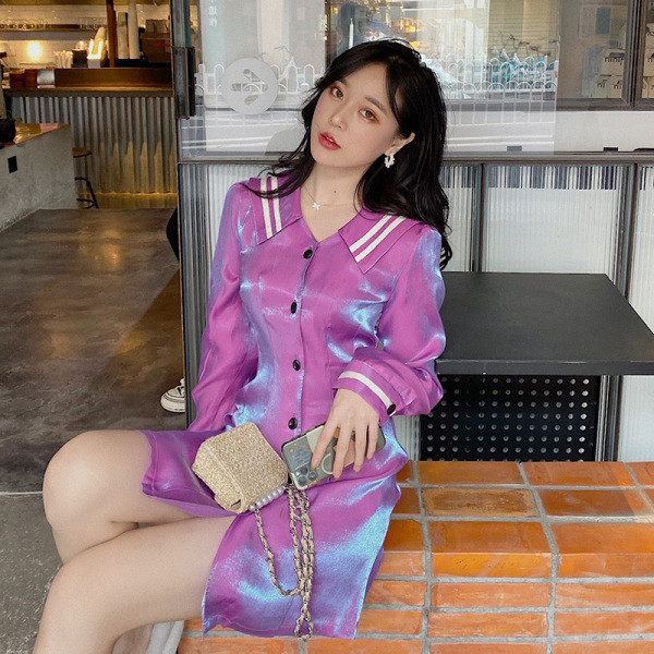 Rochie moderna de dama cu maneci lungi, decolteu spitz si nasturi