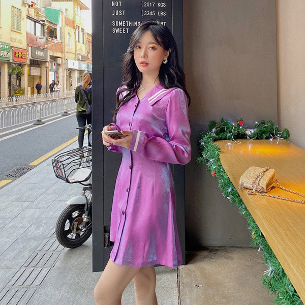 Rochie moderna de dama cu maneci lungi, decolteu spitz si nasturi