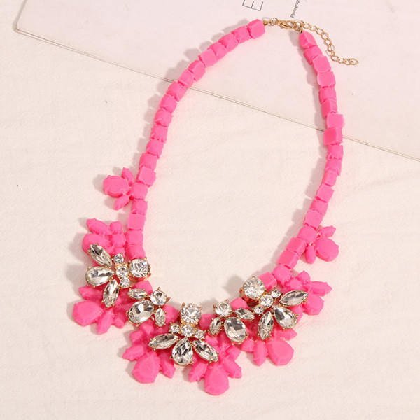 Colier de dama colorat cu pietre argintii