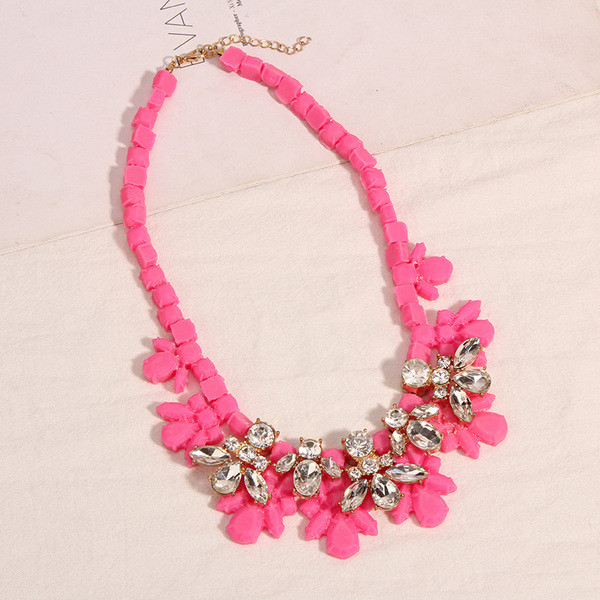 Colier de dama colorat cu pietre argintii