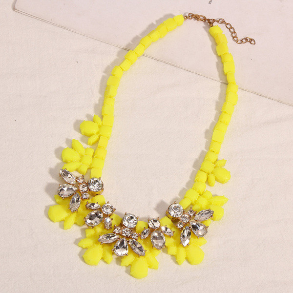 Colier de dama colorat cu pietre argintii