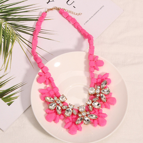 Colier de dama colorat cu pietre argintii