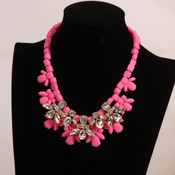 Colier de dama colorat cu pietre argintii