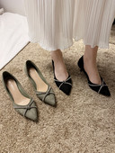 Stilingi moteriški batai plonu 7 cm kulnu - smailaus modelio