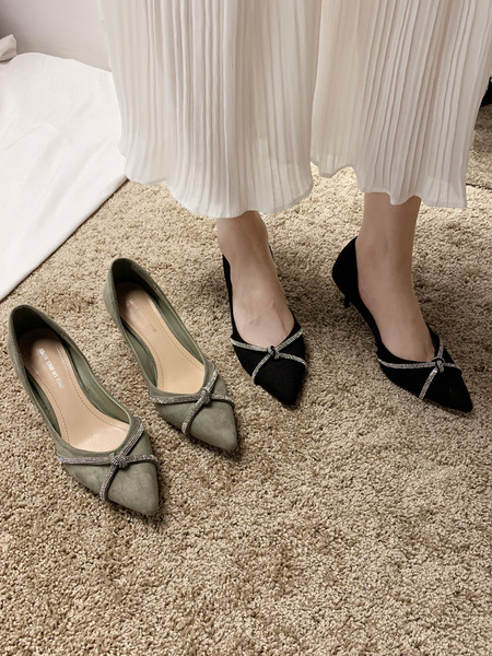 Stilingi moteriški batai plonu 7 cm kulnu - smailaus modelio