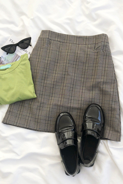 Smeđa ženska karirana suknja visokog struka