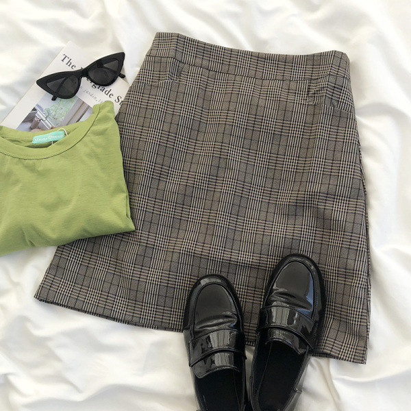 Smeđa ženska karirana suknja visokog struka