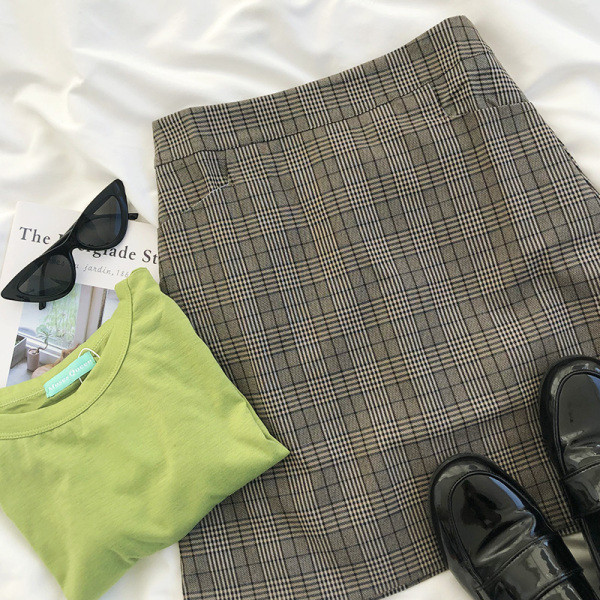 Smeđa ženska karirana suknja visokog struka