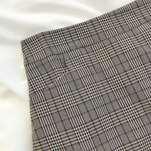 Smeđa ženska karirana suknja visokog struka