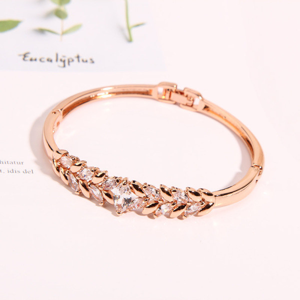 Stílusos fém női karkötő díszkövekkel