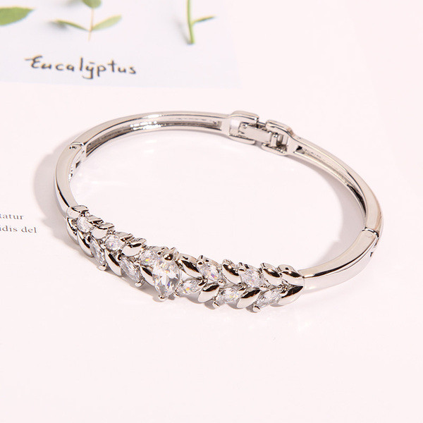 Stílusos fém női karkötő díszkövekkel