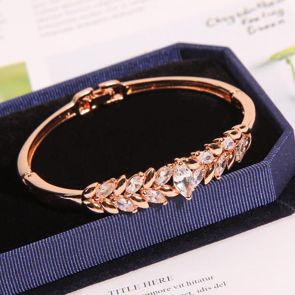 Stílusos fém női karkötő díszkövekkel