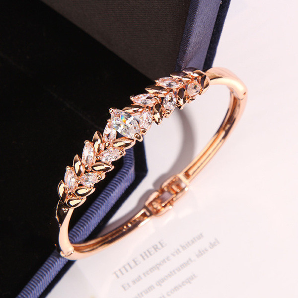 Stílusos fém női karkötő díszkövekkel