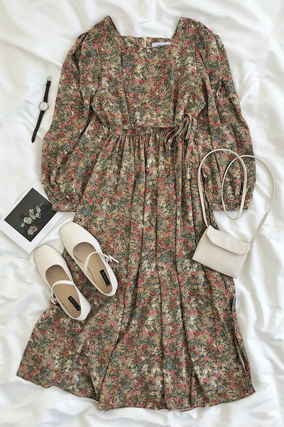 Retro naiste kleit lillelise trükise ja kandilise kaelusega