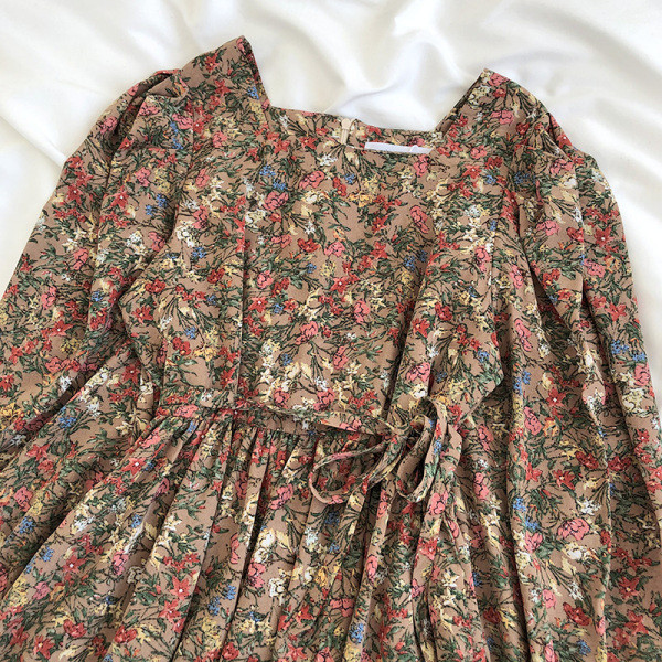 Retro naiste kleit lillelise trükise ja kandilise kaelusega