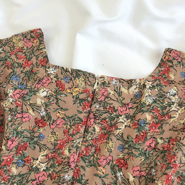 Retro naiste kleit lillelise trükise ja kandilise kaelusega