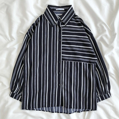 Platūs dryžuoti moteriški marškiniai su klasikine apykakle ir sagomis