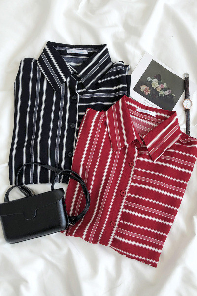 Platūs dryžuoti moteriški marškiniai su klasikine apykakle ir sagomis