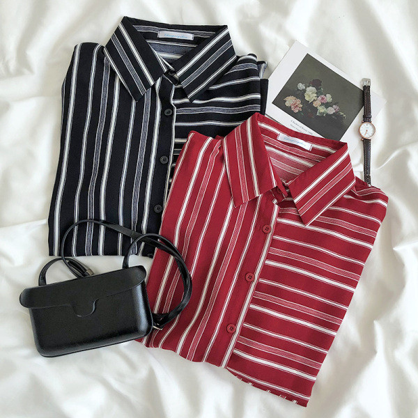 Platūs dryžuoti moteriški marškiniai su klasikine apykakle ir sagomis