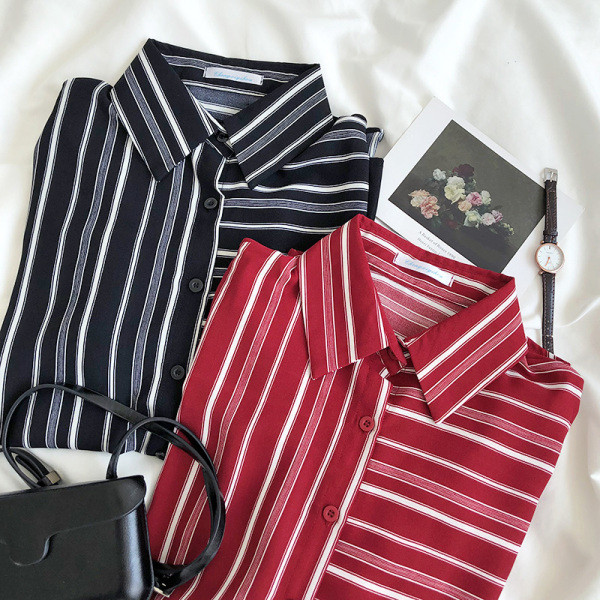 Platūs dryžuoti moteriški marškiniai su klasikine apykakle ir sagomis