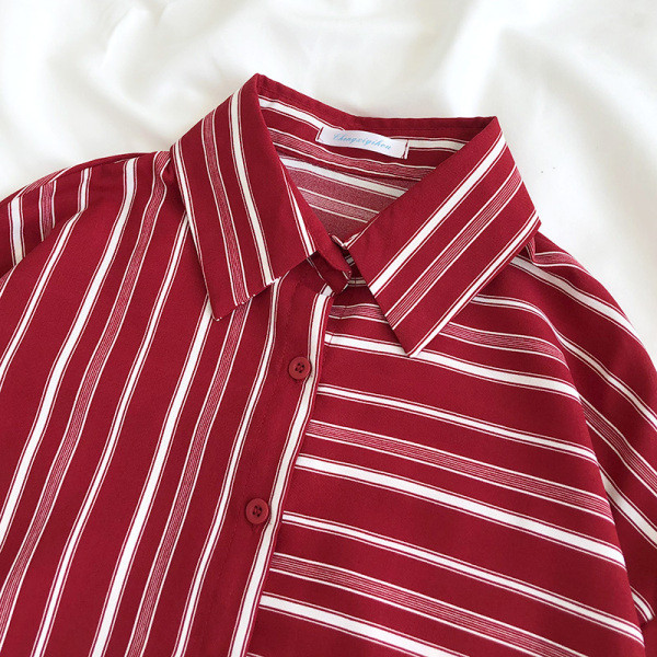 Platūs dryžuoti moteriški marškiniai su klasikine apykakle ir sagomis