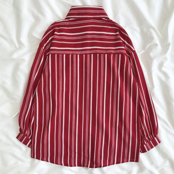 Platūs dryžuoti moteriški marškiniai su klasikine apykakle ir sagomis