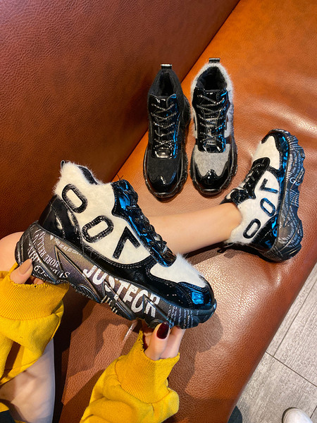 Alkalmi női tornacipő magas talppal és pehellyel