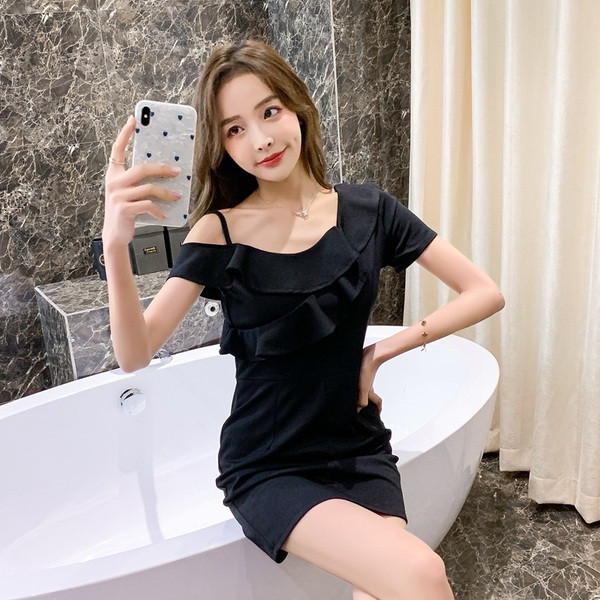 Naiste must rihma ja lühikeste varrukatega kleit