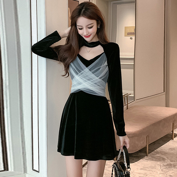 Naujo modelio moteriška suknelė su tiuliu - kirpimo modelis iš aksomo