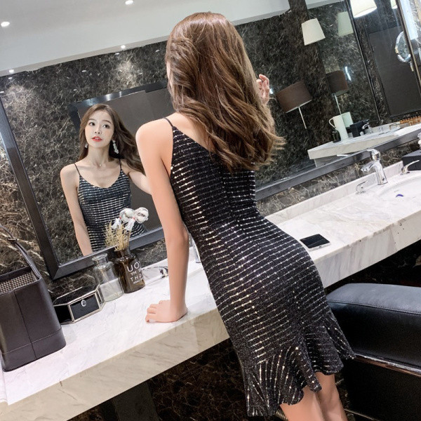 Rövid női ruha pántokkal és spitz nyakkivágással