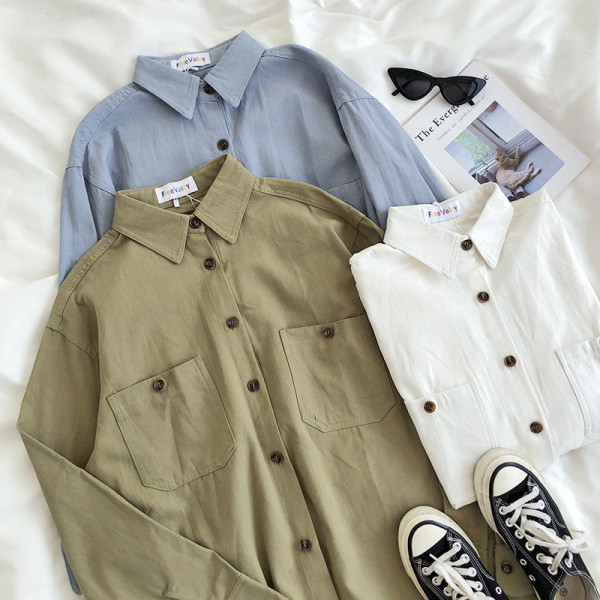 Cămașă retro de damă lată, cu guler și nasturi clasici