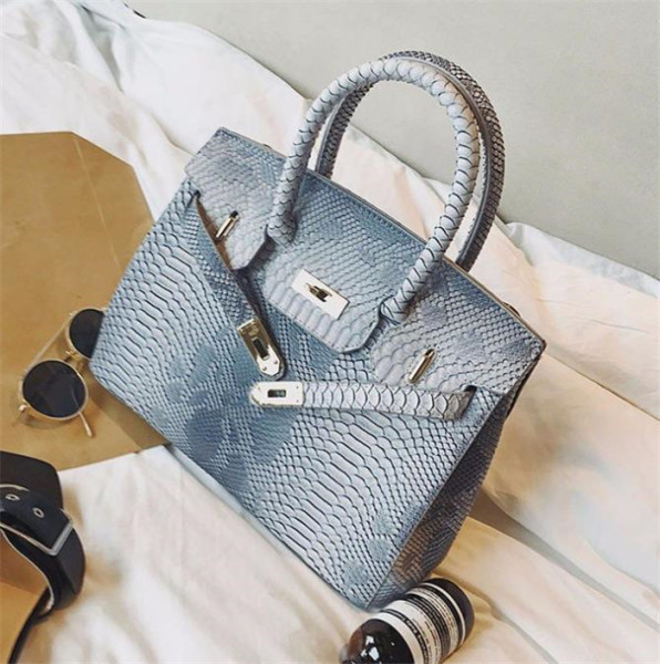 Stílusos női bőrtáska két füllel és fém elemmel