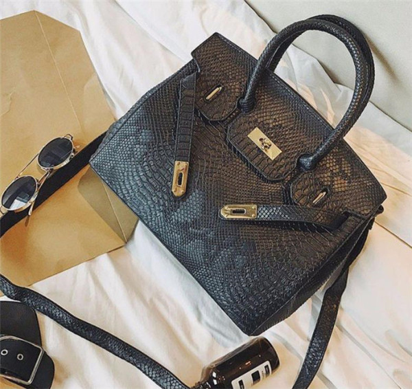 Stílusos női bőrtáska két füllel és fém elemmel