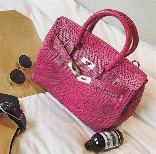 Stílusos női bőrtáska két füllel és fém elemmel