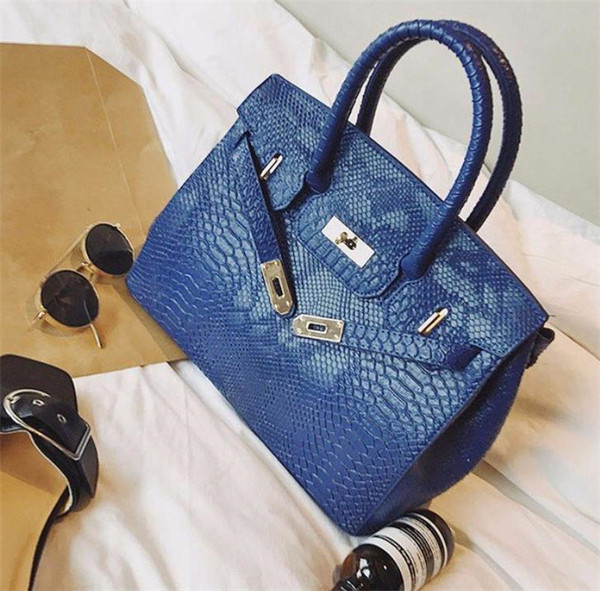 Stílusos női bőrtáska két füllel és fém elemmel