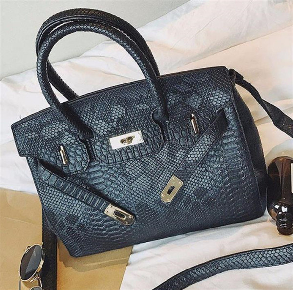 Stílusos női bőrtáska két füllel és fém elemmel