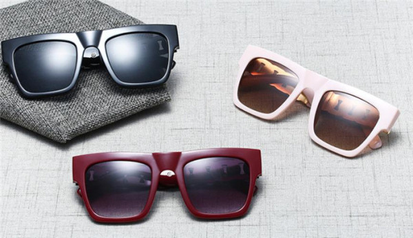 Stiilsed ruudukujulised naiste päikeseprillid