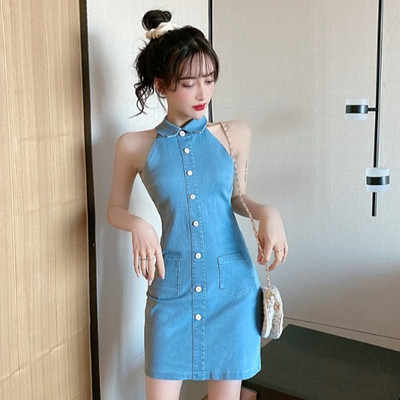 Trumpa džinsinė suknelė su sagomis ir klasikine apykakle