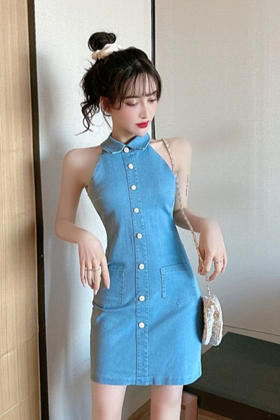 Trumpa džinsinė suknelė su sagomis ir klasikine apykakle