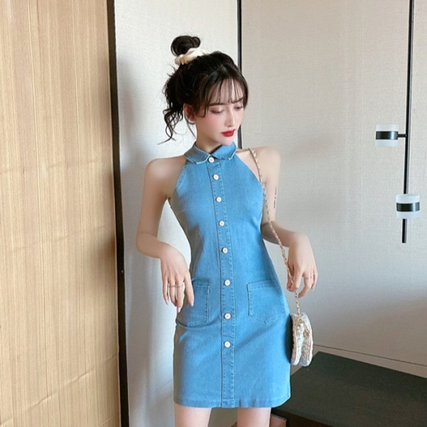 Trumpa džinsinė suknelė su sagomis ir klasikine apykakle