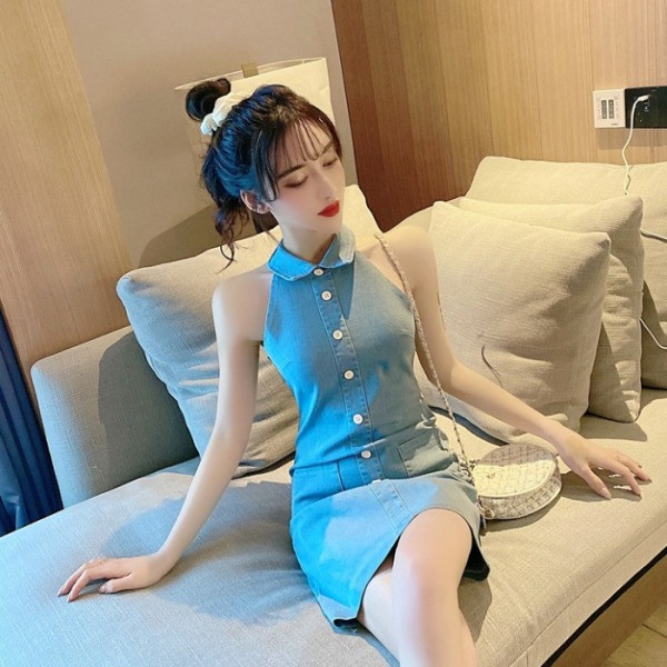 Trumpa džinsinė suknelė su sagomis ir klasikine apykakle