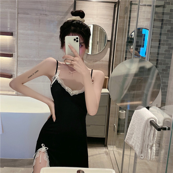 Trumpi moteriški naktiniai marškiniai su skeltuku ir nėriniais