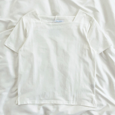 Įprasti moteriški marškinėliai kvadratine iškirpte