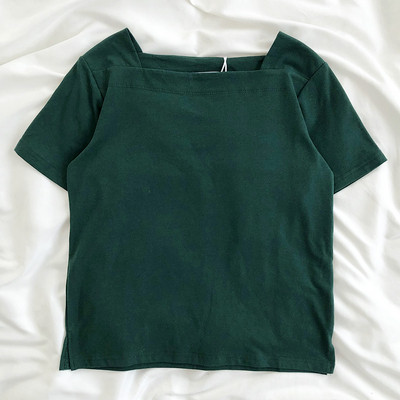 Įprasti moteriški marškinėliai kvadratine iškirpte