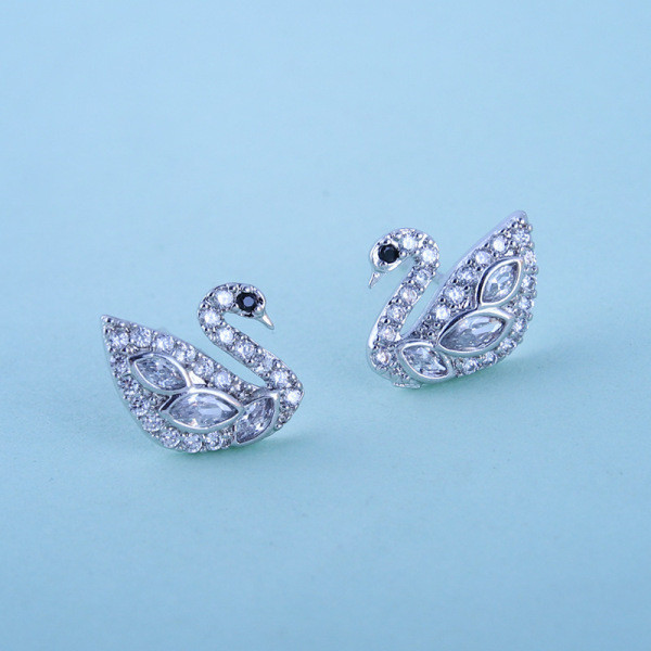 Moodsad naiste kividega luigekujulised kõrvarõngad