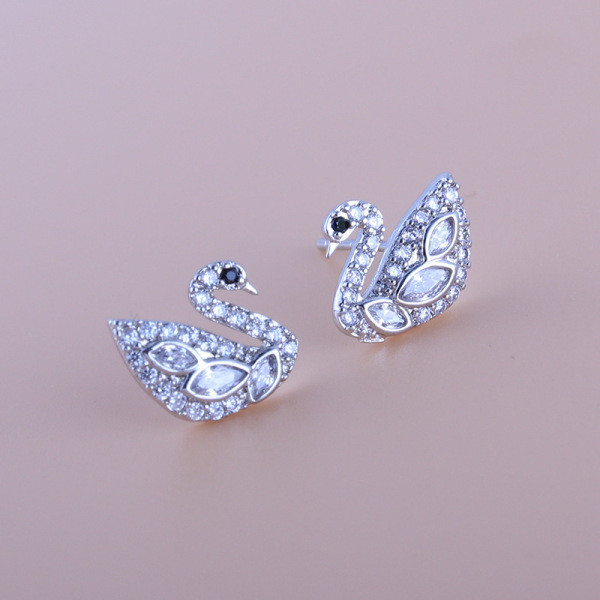 Moodsad naiste kividega luigekujulised kõrvarõngad